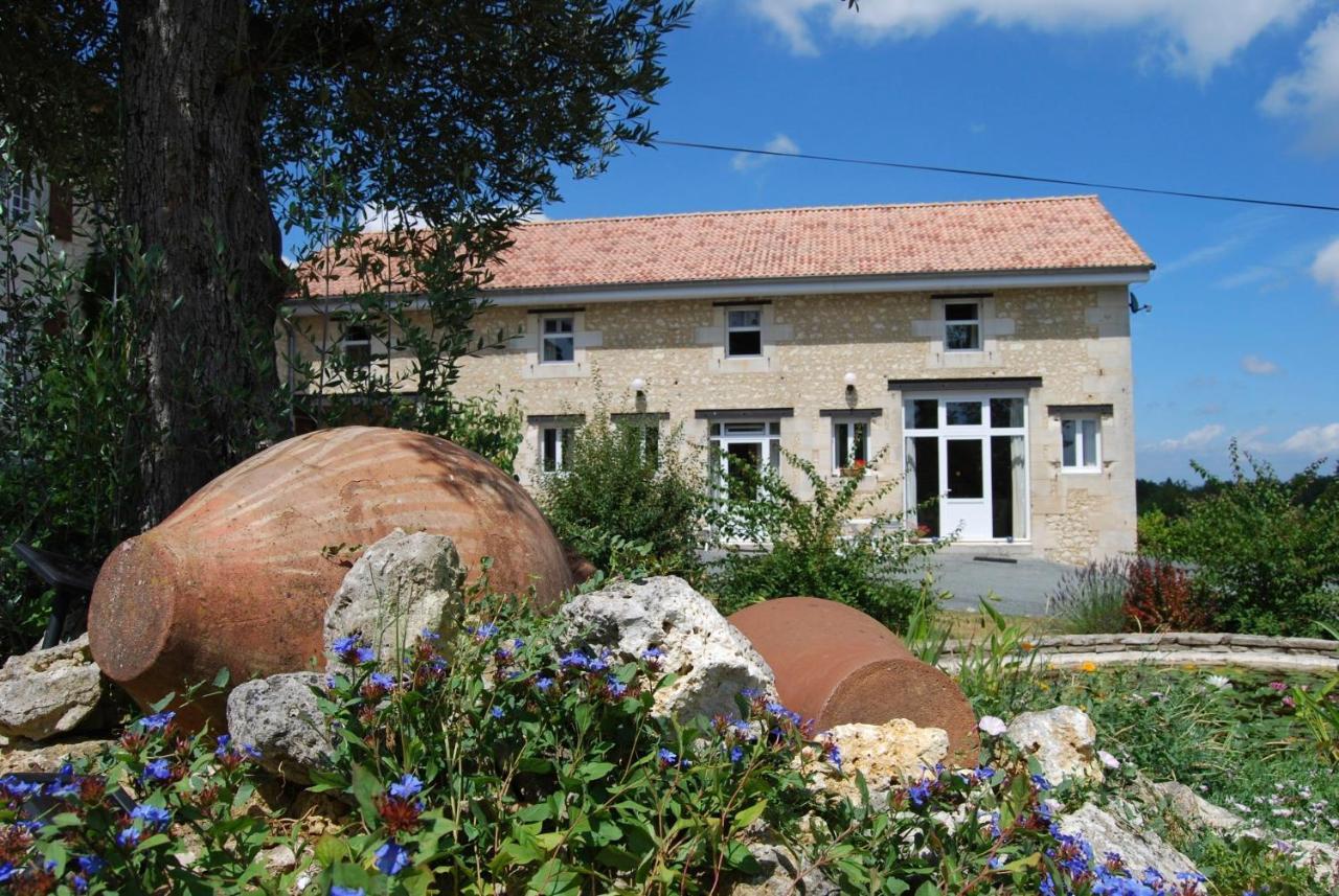 Bed and Breakfast Le Logis Des Quatre Puits Neuvicq-Montguyon Экстерьер фото