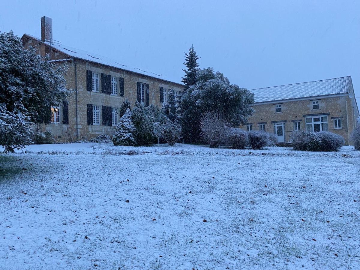 Bed and Breakfast Le Logis Des Quatre Puits Neuvicq-Montguyon Экстерьер фото